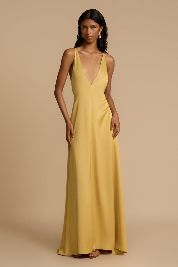 Robe longue femme fluide jaune, élégante avec son décolleté plongeant, parfaite pour une soirée ou un événement estival.