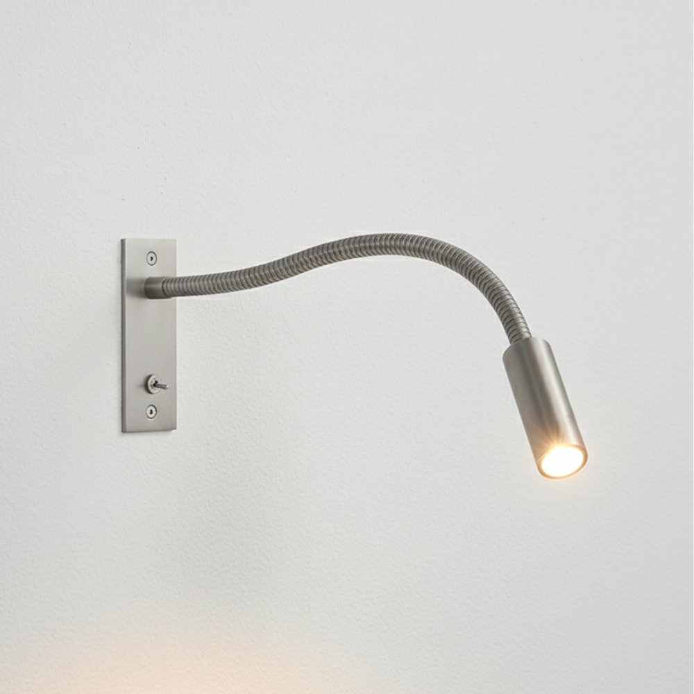 Spot mural LED moderne et réglable, parfait pour la lecture au lit.