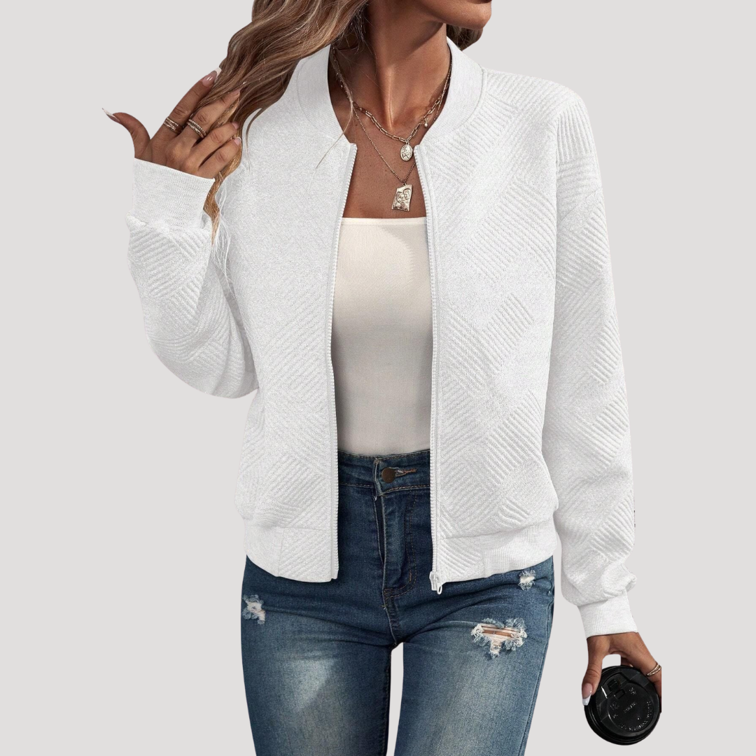 Veste bomber femme texturée avec finitions côtelées. Mode printemps-automne, style décontracté féminin, superpositions.