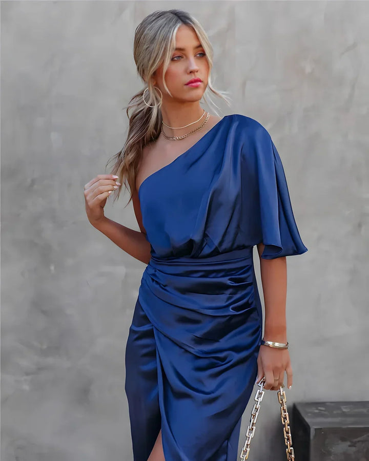 Robe Celina en soie, parfaite pour un événement formel, une fête chic ou un dîner élégant.