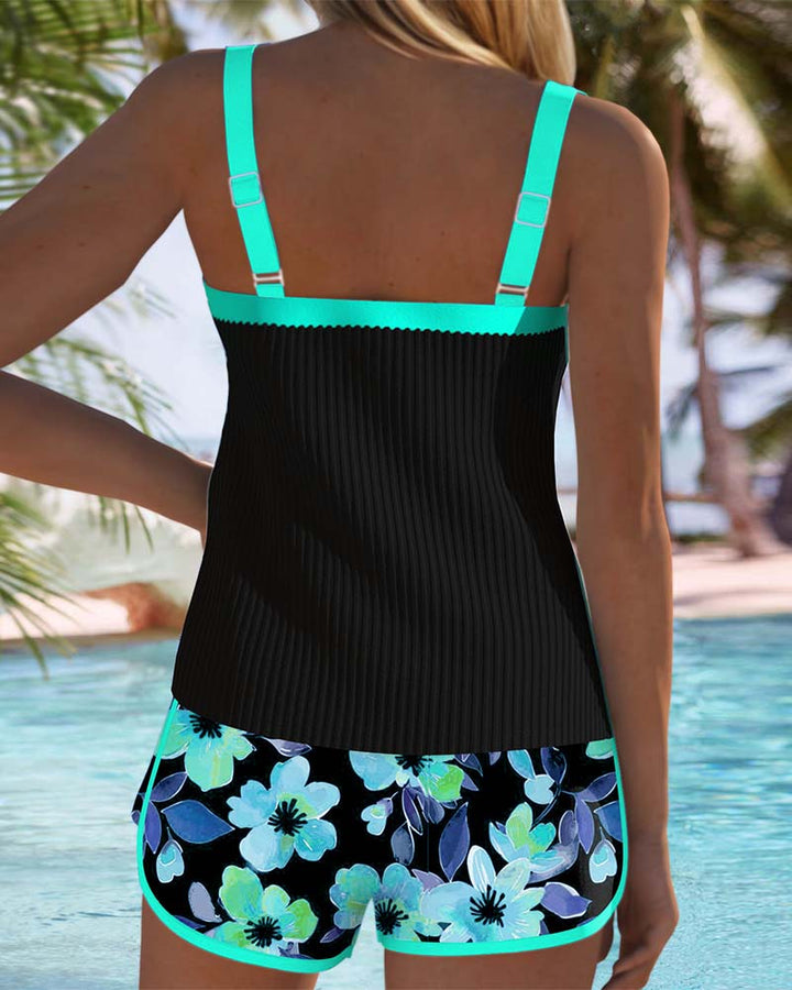 Tankini femme côtelé et short de bain floral, style plage et piscine.