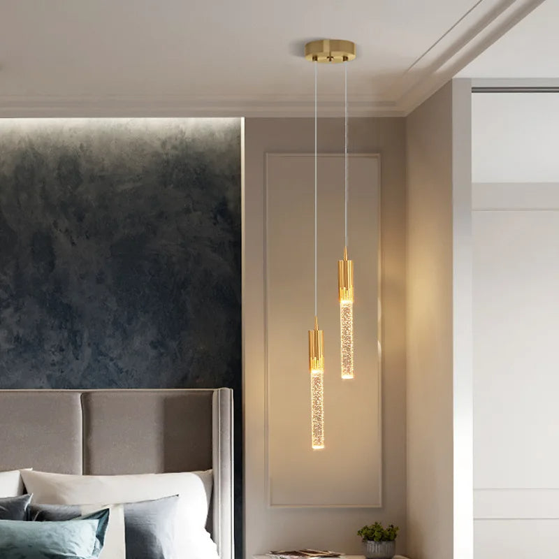 Décoration lumineuse, lampe suspendue cylindrique en verre, design épuré et moderne.