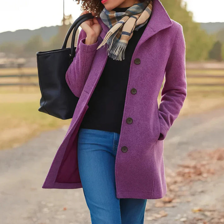 Manteau femme classique, long et chaud, parfait pour un style chic et urbain en automne et hiver.