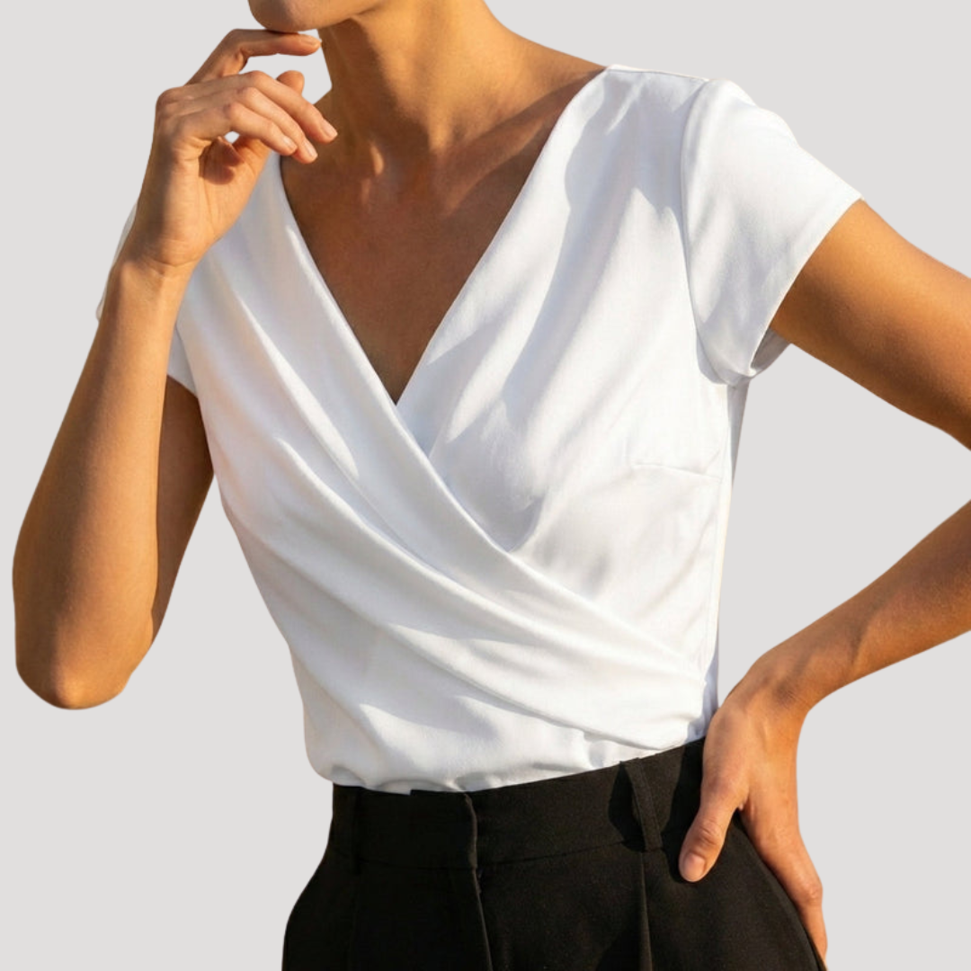 Blouse femme à manches courtes, col V et drapé élégant, au design fluide et confortable pour l'été.