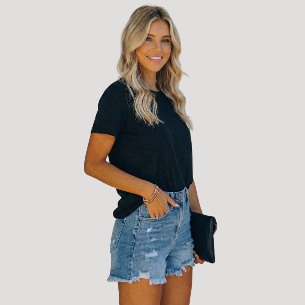 Short en jean femme confortable, taille haute déchiré. Style estival décontracté, mode femme tendance.