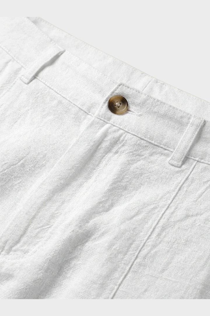 Vêtement de plage homme: short léger avec cordon de serrage pour un été stylé et confortable.