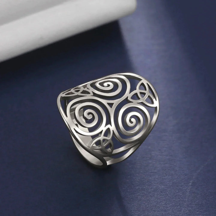Bague triskel réglable pour femme, aspect argenté, spirales celtiques. Bijou symbole de transformation.