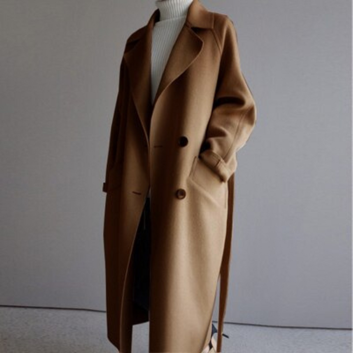 Silhouette élégante d'une femme portant un trench-coat beige, incarnant le chic intemporel de la mode automne-printemps.