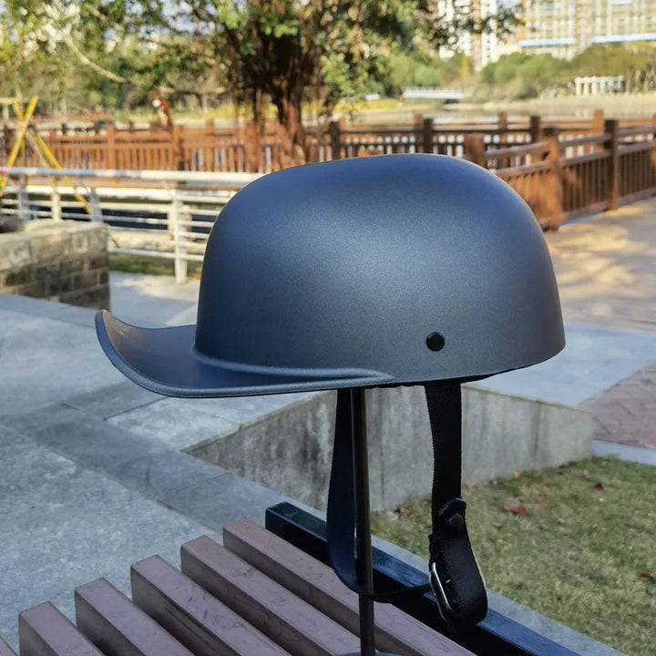Casque léger style casquette urbaine, homologué DOT, parfait pour protection moto quotidienne.