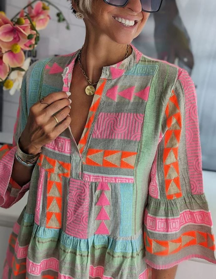 Robe printanière femme multicolore. Style décontracté chic, idéale pour un look quotidien confortable et élégant.