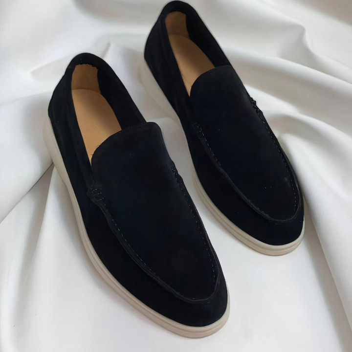 Mocassins élégants pour homme en cuir noir brillant, parfaits pour un look professionnel ou de soirée.