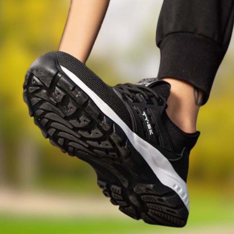 Chaussures de travail orthopédiques noires pour hommes, offrant confort, sécurité et protection antidérapante.