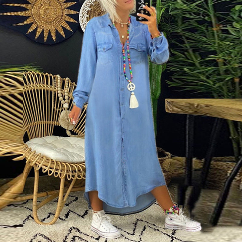 Robe longue fluide en denim pour femme, manches longues et col V, idéale pour look élégant ou casual printemps-automne.