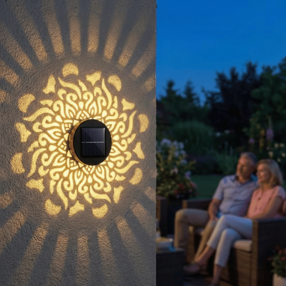 Lampe solaire d'ambiance pour jardin, crée une lumière chaleureuse sur chemins extérieurs.