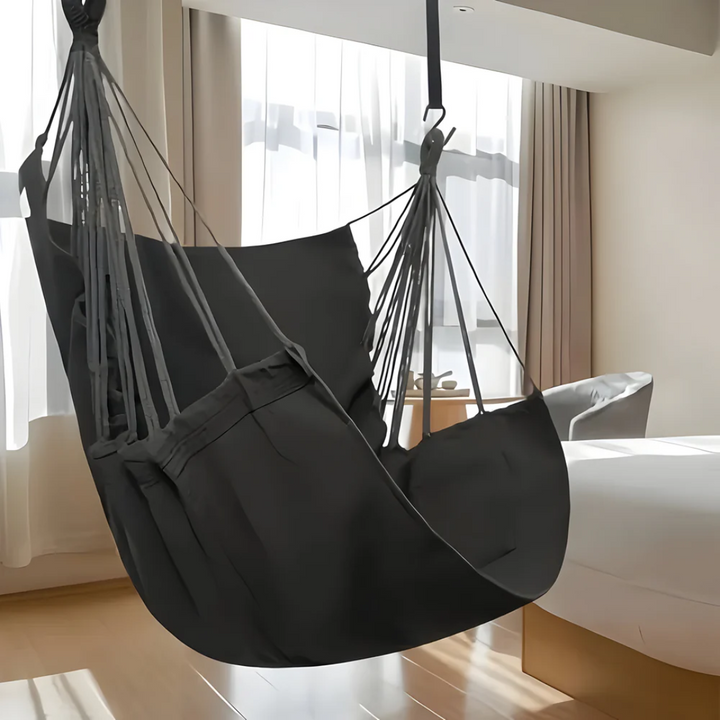 Fauteuil suspendu design en coton noir pour décoration et confort, idéal salon ou chambre moderne.