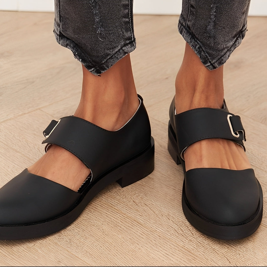 Chaussures Mary Jane pour femmes, style plat classique avec boucle, alliant élégance et confort pour le bureau.