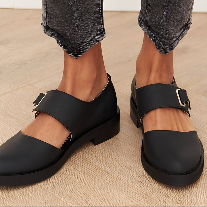 Chaussures Mary Jane pour femmes, style plat classique avec boucle, alliant élégance et confort pour le bureau.