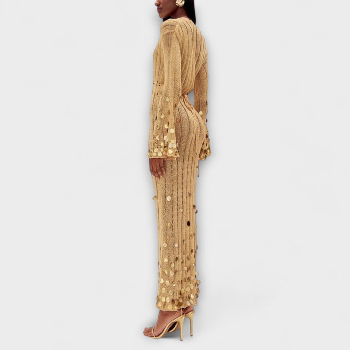 Robe de soirée dorée scintillante pour femme, coupe longue et chic, parfaite pour événement spécial.