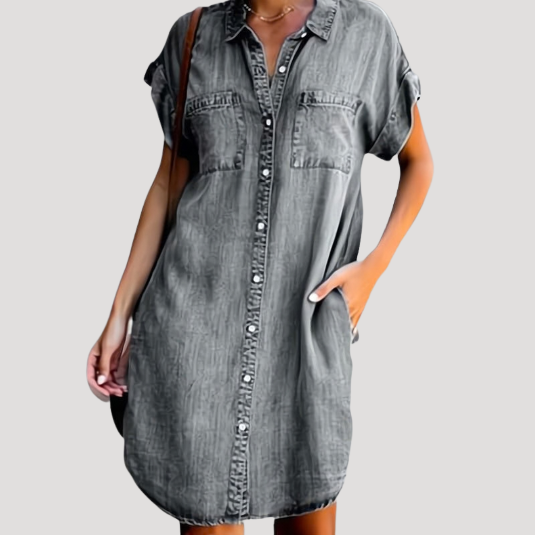 Robe chemise femme décontractée et élégante, boutonnée, courte, à manches courtes. Confort estival au quotidien.
