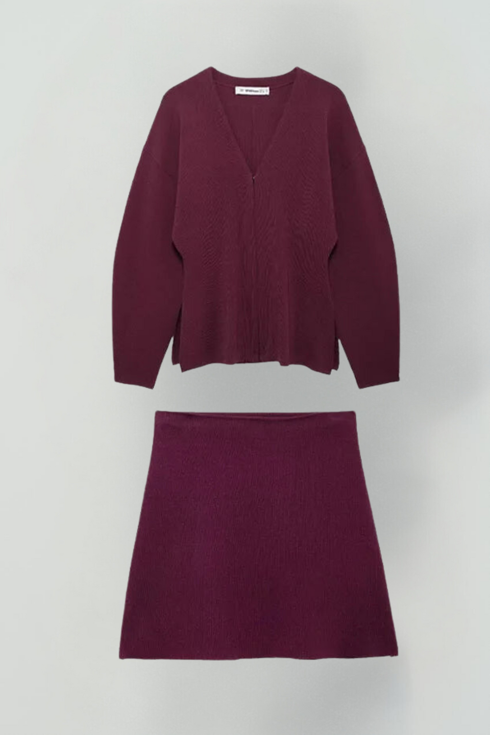 Cardigan et jupe tricotés, ensemble deux pièces femme confortable et chic pour l'hiver.