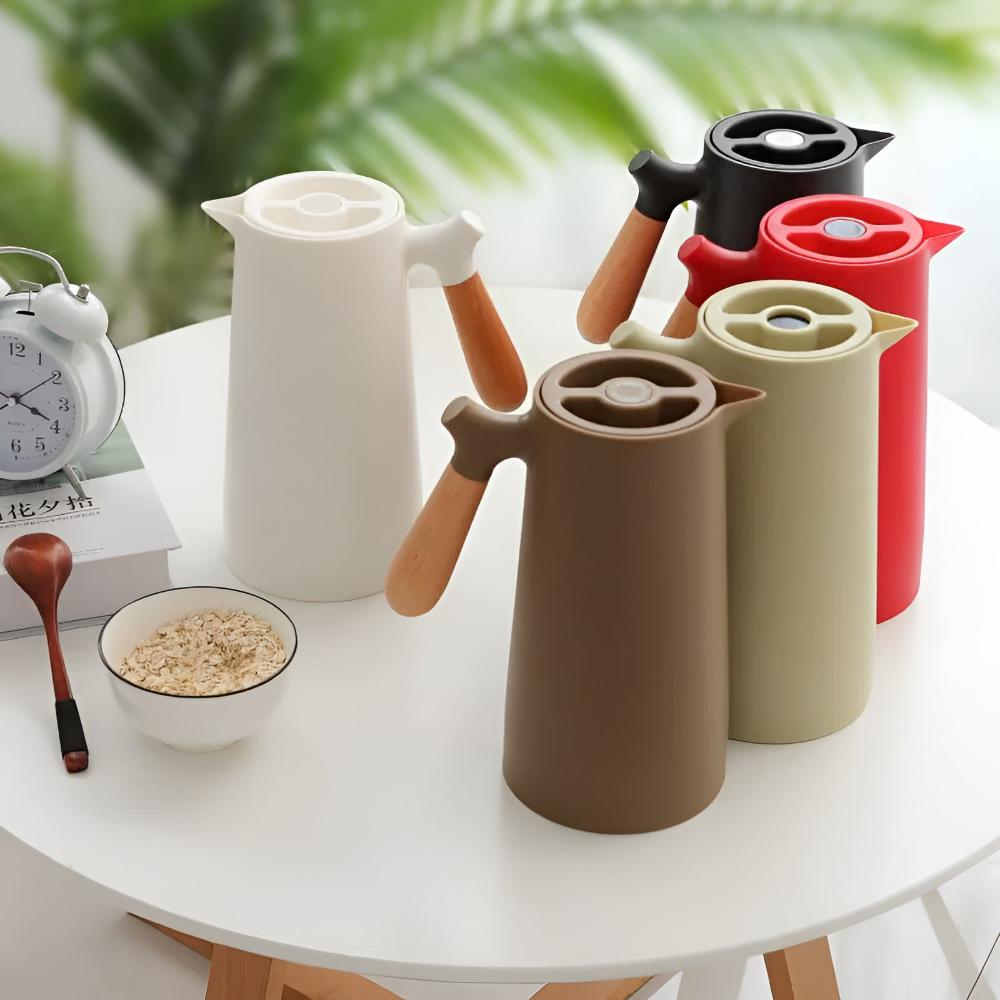 Carafe thermos 1 litre avec poignée en bois, parfaite pour servir vos boissons fraîches ou chaudes avec style.