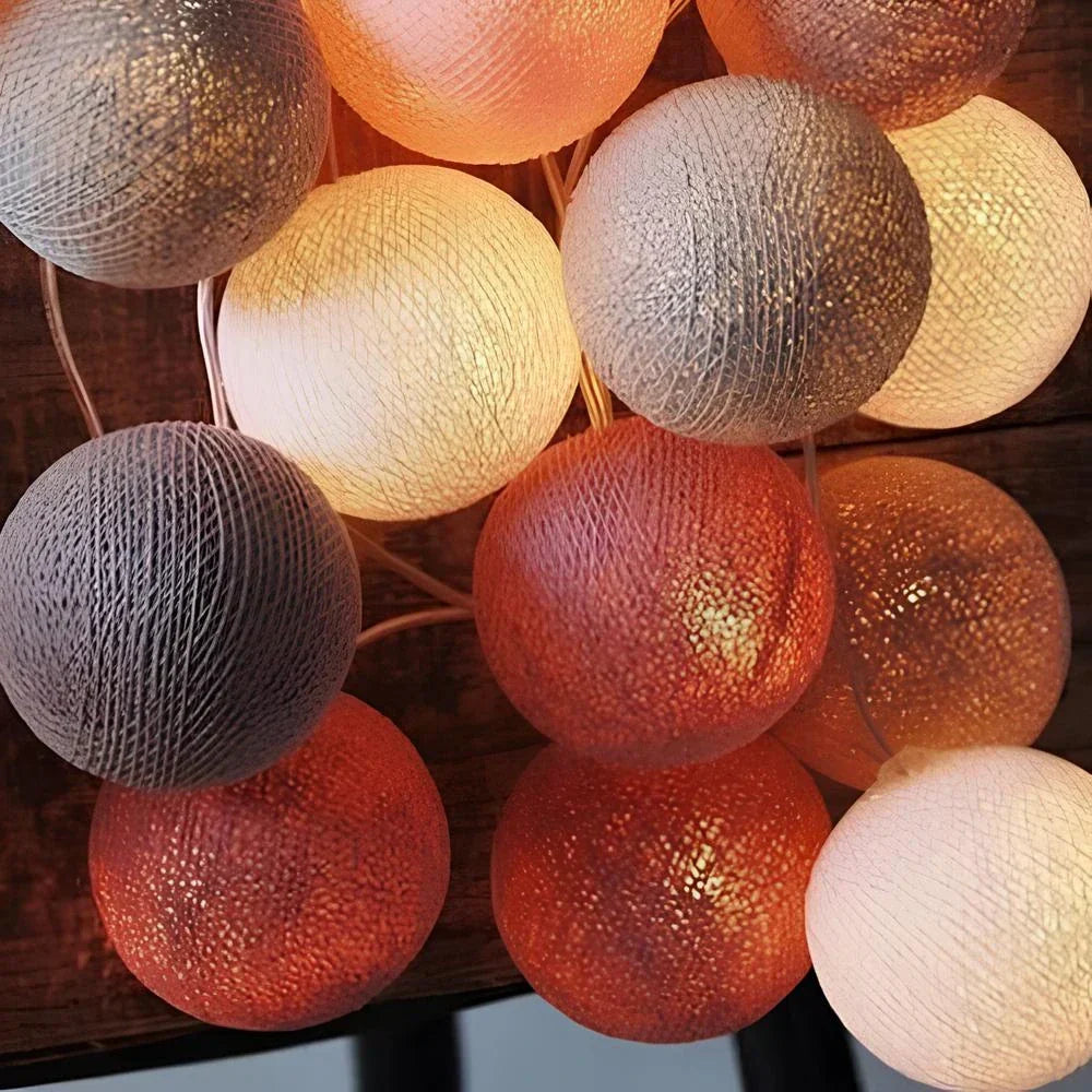 Guirlande lumineuse LED en boules de coton roses, idéale pour une chambre de petite fille.