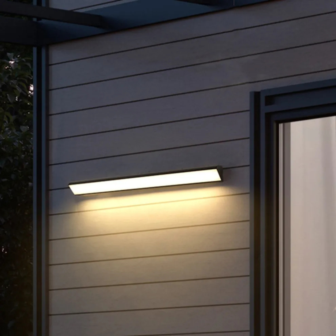 Applique murale LED extérieure étanche, idéale pour balcon, entrée. Éclairage moderne éco-énergétique.