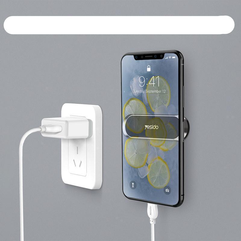 Support magnétique smartphone voiture, fixation adhésive et rotation 360°, couleur argent.