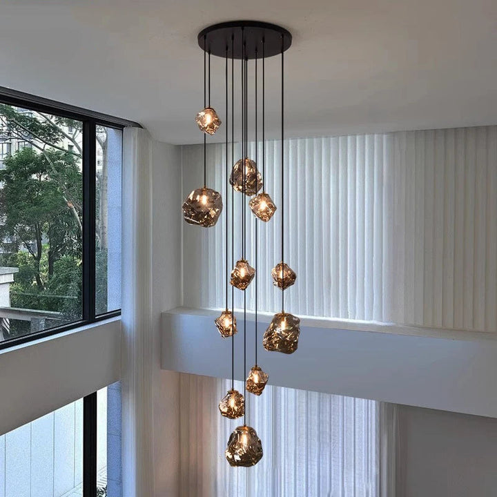 Luminaire suspendu chandelier escalier design nordique, éclairage LED moderne pour intérieur.