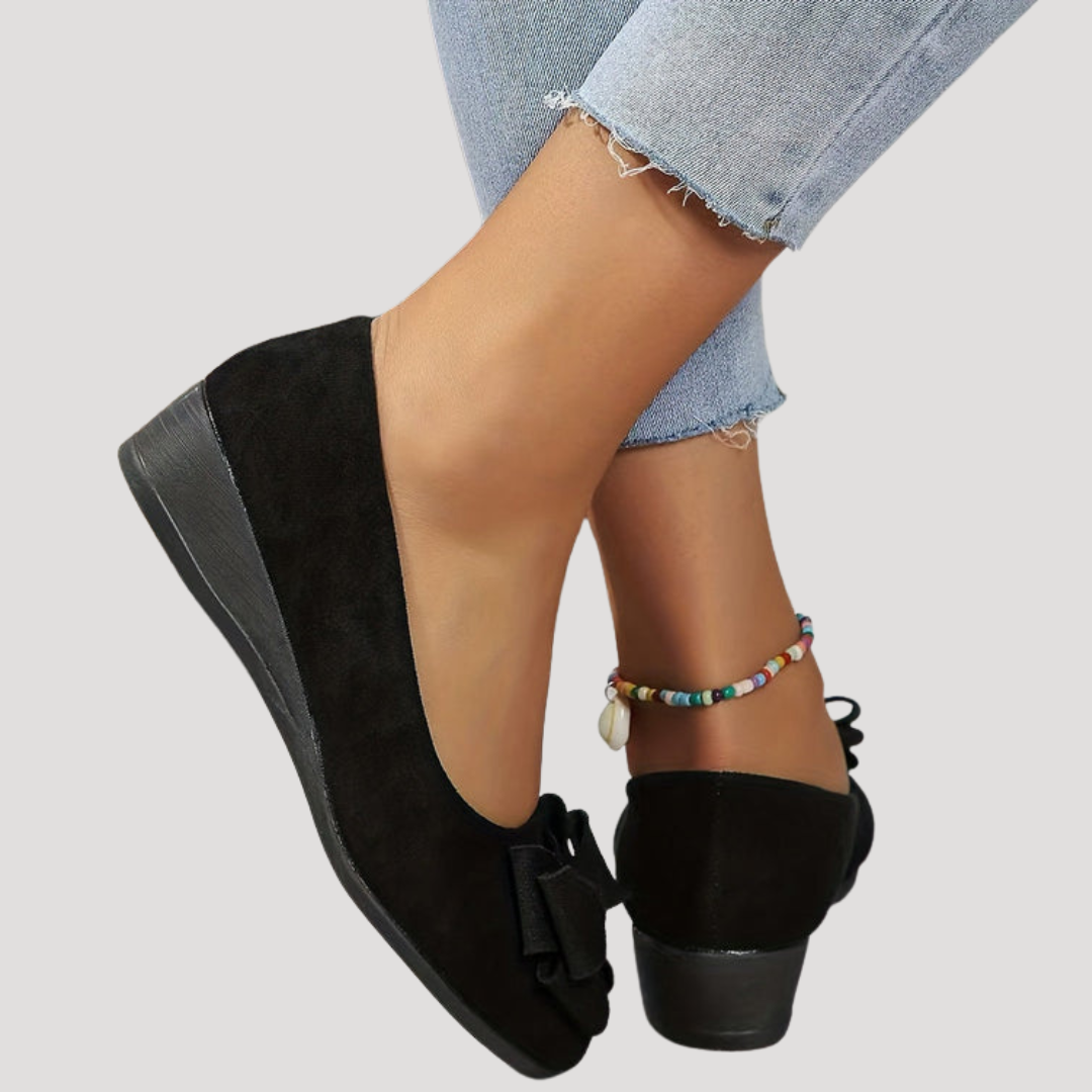 Ballerines femme noires compensées avec nœud, look élégant, chaussures confort mode.