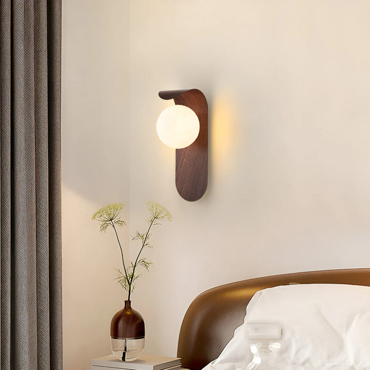 Applique LED en bois naturel avec diffuseur globe, design minimaliste scandinave pour ambiance douce.