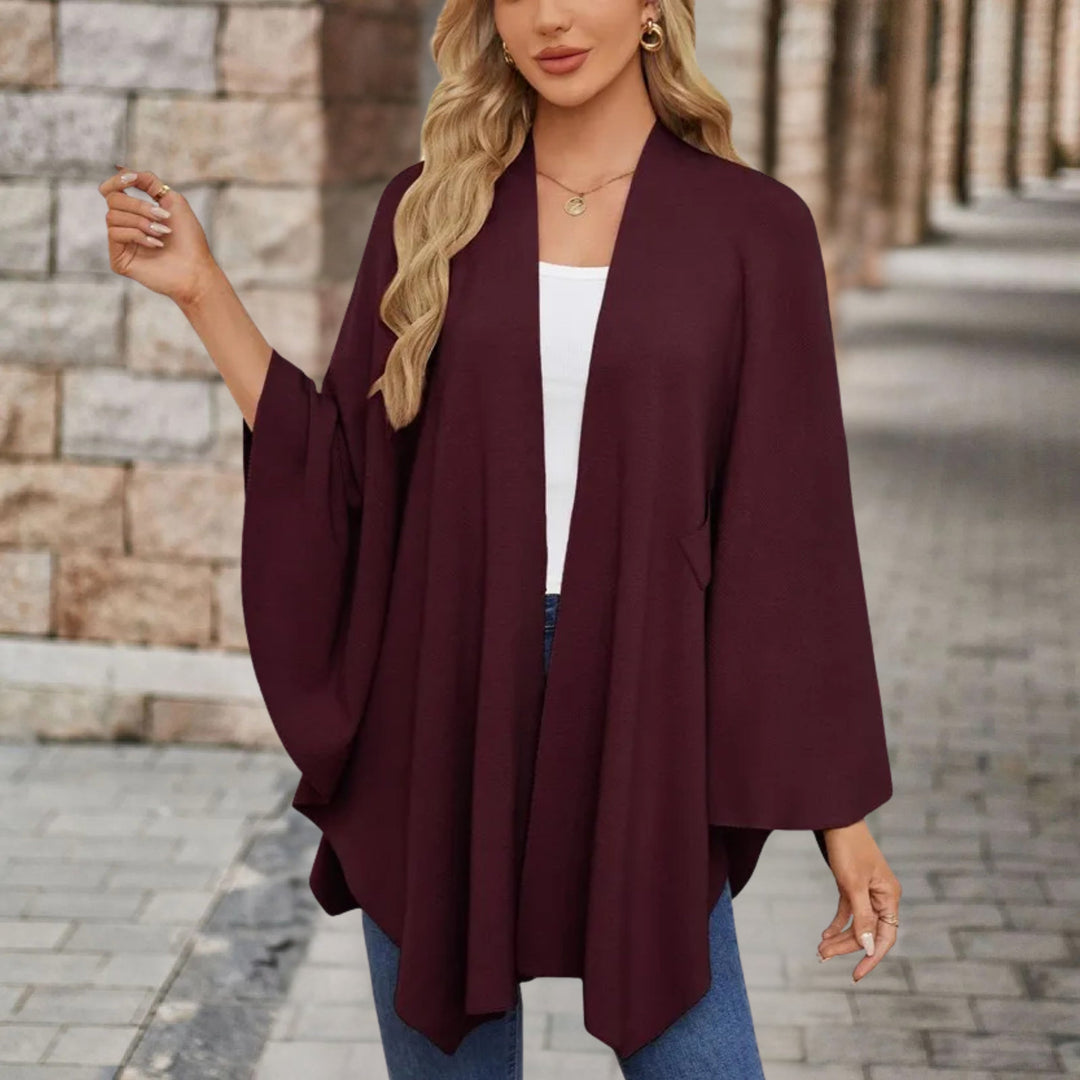 Ce poncho femme chic et tendance est un vêtement confortable et polyvalent pour la saison.