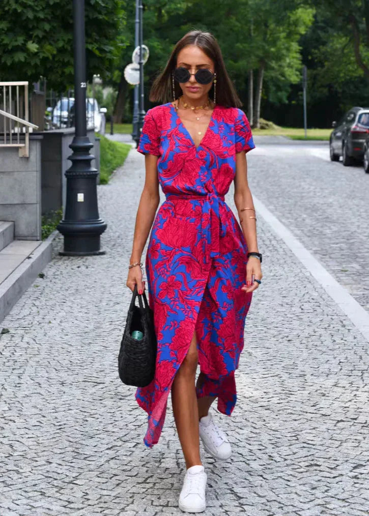 Élégante robe florale fluide coupe portefeuille pour femme, parfaite pour les vacances estivales.
