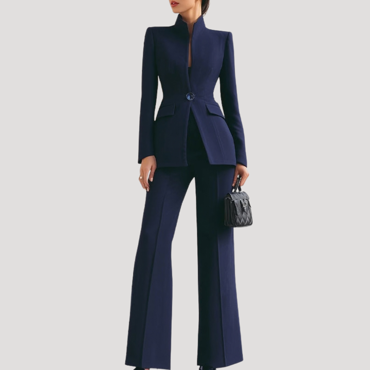 Tailleur pantalon femme chic et professionnel. Idéal pour le bureau, élégant et moderne.
