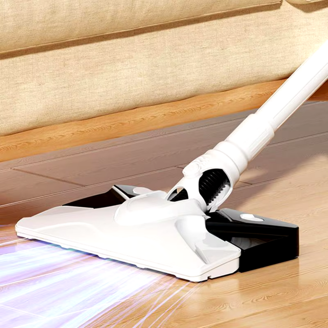 Serpillière sans fil EliteMop passant la serpillière sur un sol carrelé, pour un entretien facile et hygiénique.