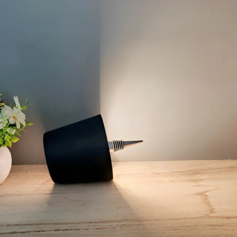 Lampe de table créative en forme de bouteille, sans fil, LED, parfaite pour une décoration d'ambiance.