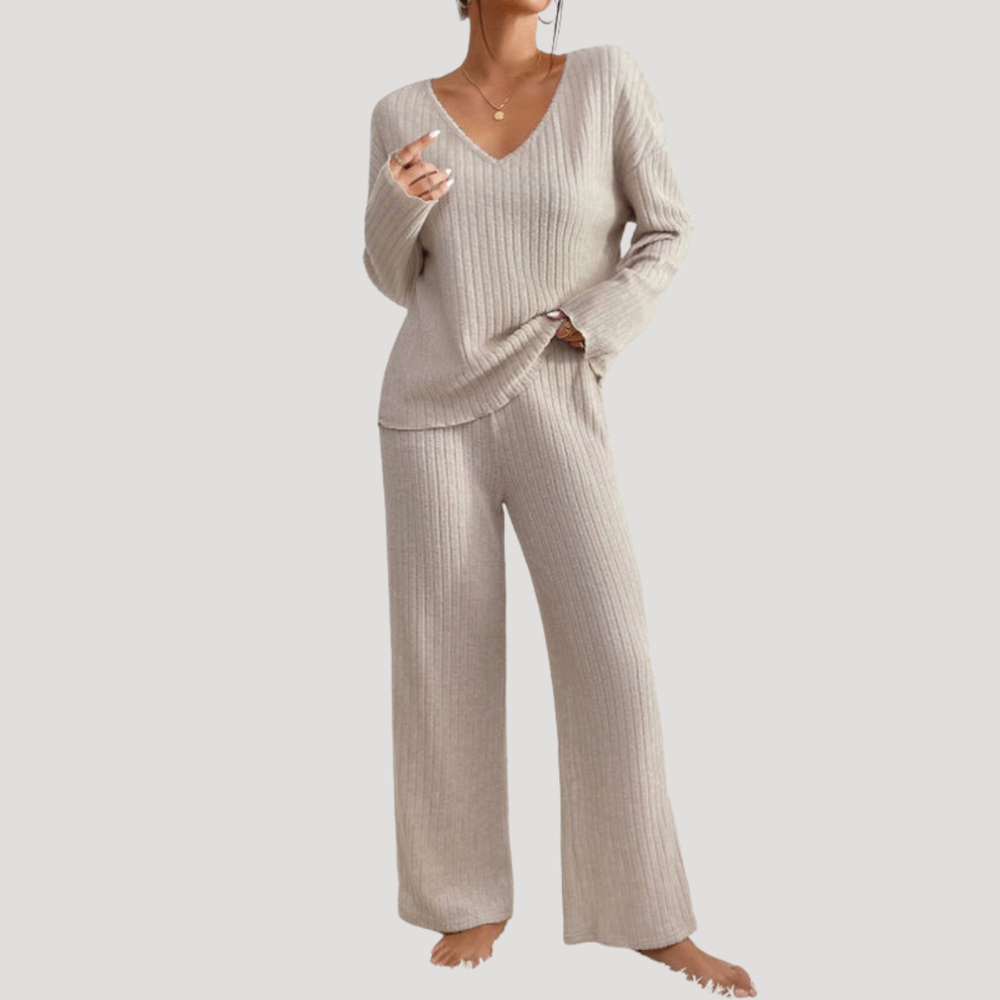 Tenue décontractée coordonnée pour femme en maille douce, pull col V et pantalon large.