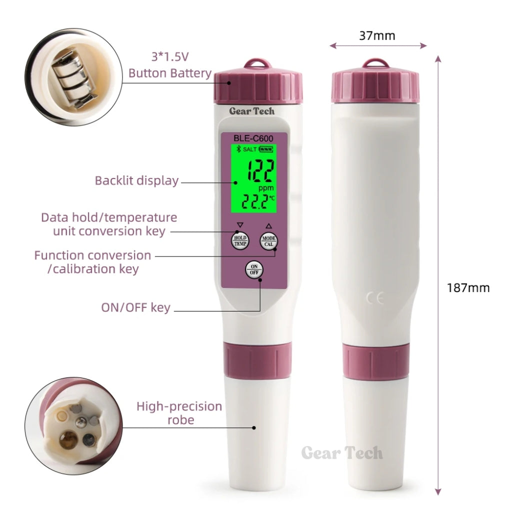 Main utilisant le testeur numérique 7-en-1 pour analyser le pH et le chlore de l'eau de piscine.