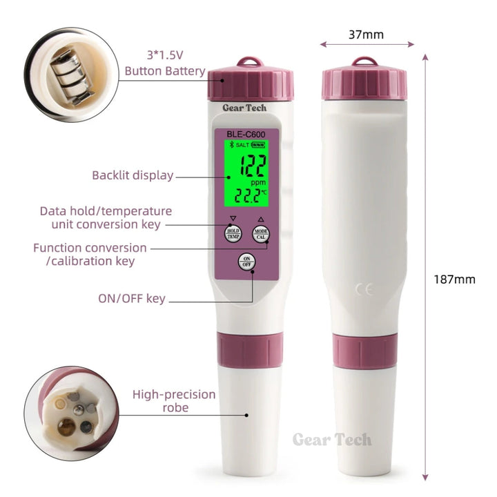 Main utilisant le testeur numérique 7-en-1 pour analyser le pH et le chlore de l'eau de piscine.