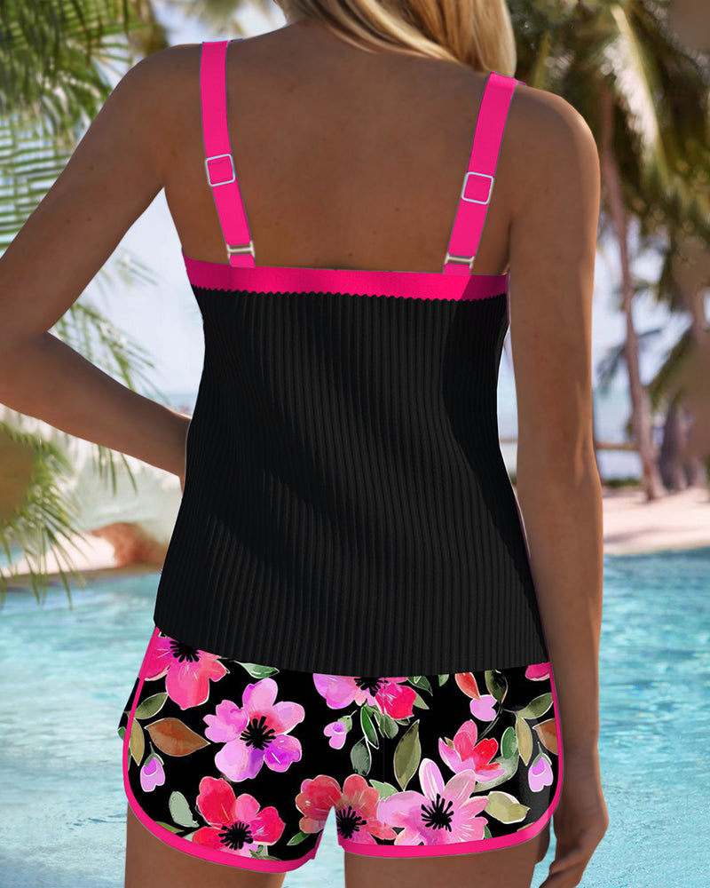 Tankini côtelé élégant et short floral imprimé, look estival pour femme.