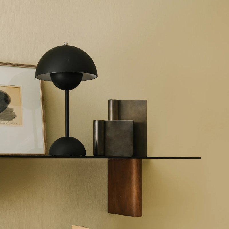 Lampe LED d'ambiance rechargeable, style épuré scandinave, pour une maison moderne et élégante.