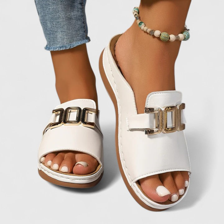 Sandales orthopédiques femme, soutien et confort estival. Idéales pour une marche élégante.