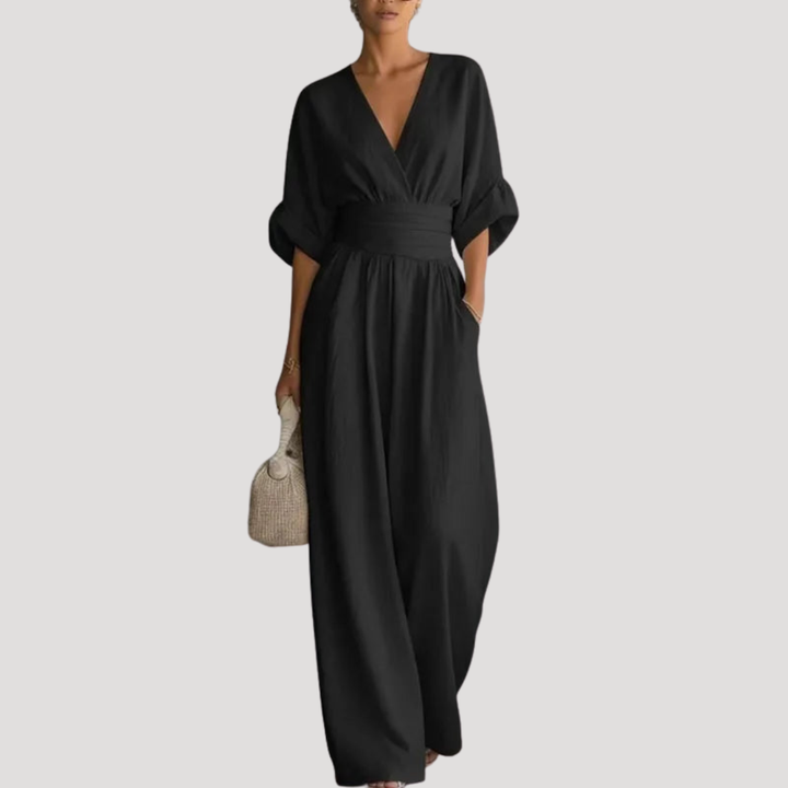 Combinaison fluide et chic pour femme, avec ceinture à la taille, parfaite pour tenue de soirée ou événement estival.