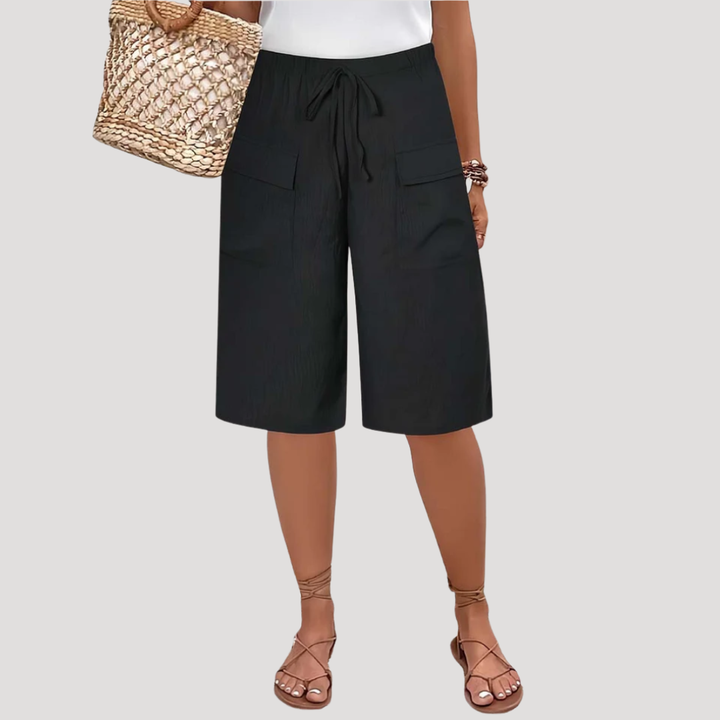Bermuda femme style décontracté, coupe longue, taille élastique et poches, parfait pour loisirs et mode d'été.