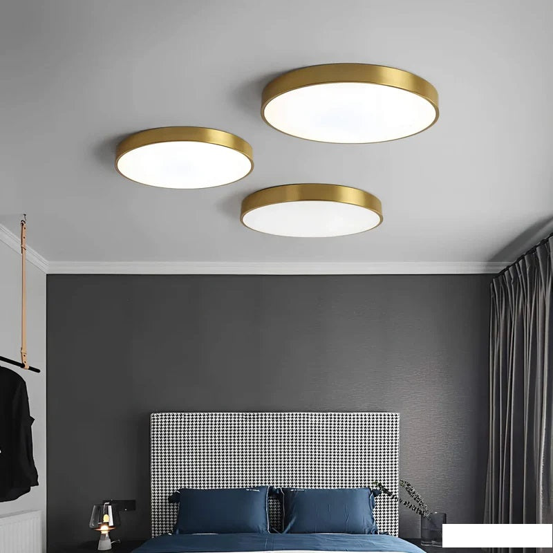 Plafonnier LED avec fini brillant, éclairage blanc chaud, luminaire design d'intérieur moderne.
