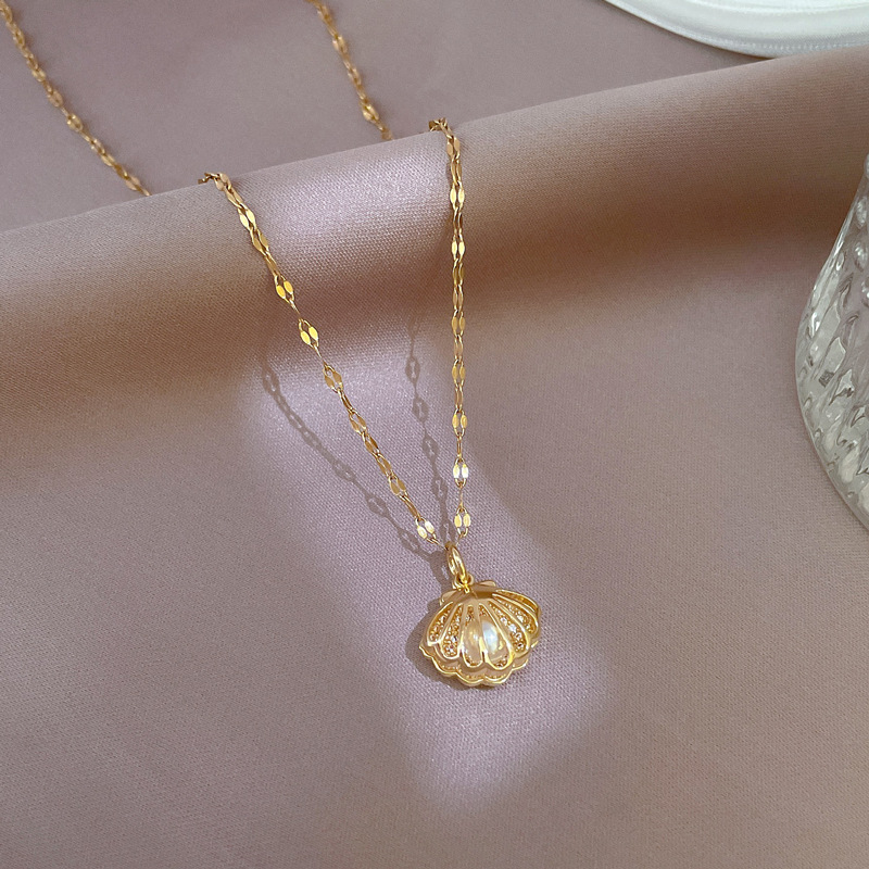 Bijou femme: collier perles blanches et pendentif coquillage naturel, accessoire plage ou cadeau élégant.