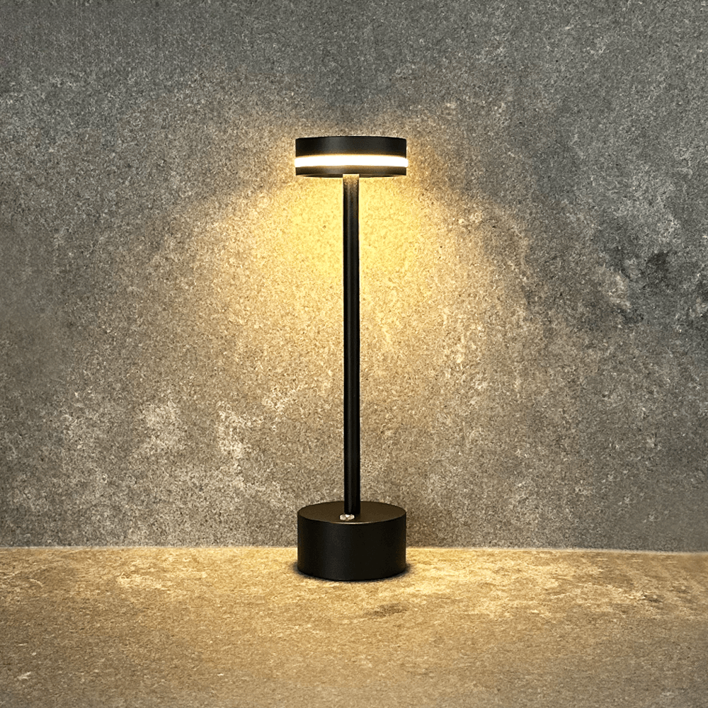 Lampe de table LED sans fil élégante, design aluminium, dimmable tactile pour ambiance intérieure.
