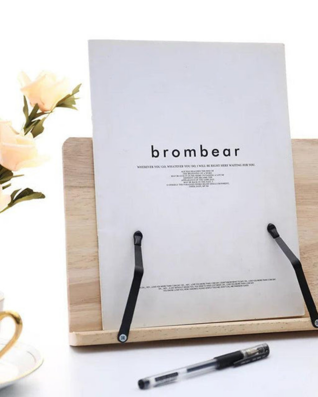 Support livre/tablette en bois naturel, réglable, pour lecture confortable au bureau ou cuisine.