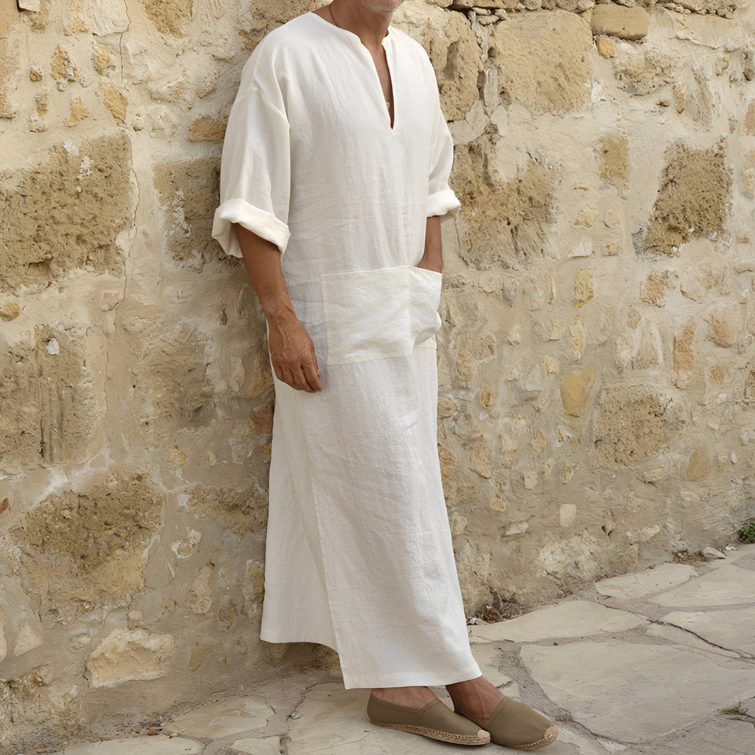 Robe chemise longue homme, style minimaliste. Parfaite pour une élégance décontractée et moderne.