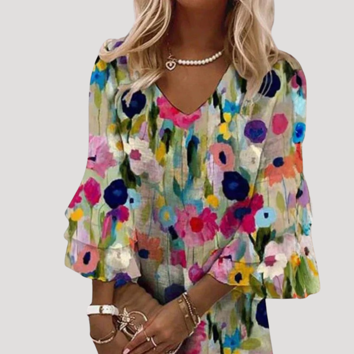 Femme portant une robe courte florale bohème élégante. Parfaite pour l'été, style chic et décontracté.